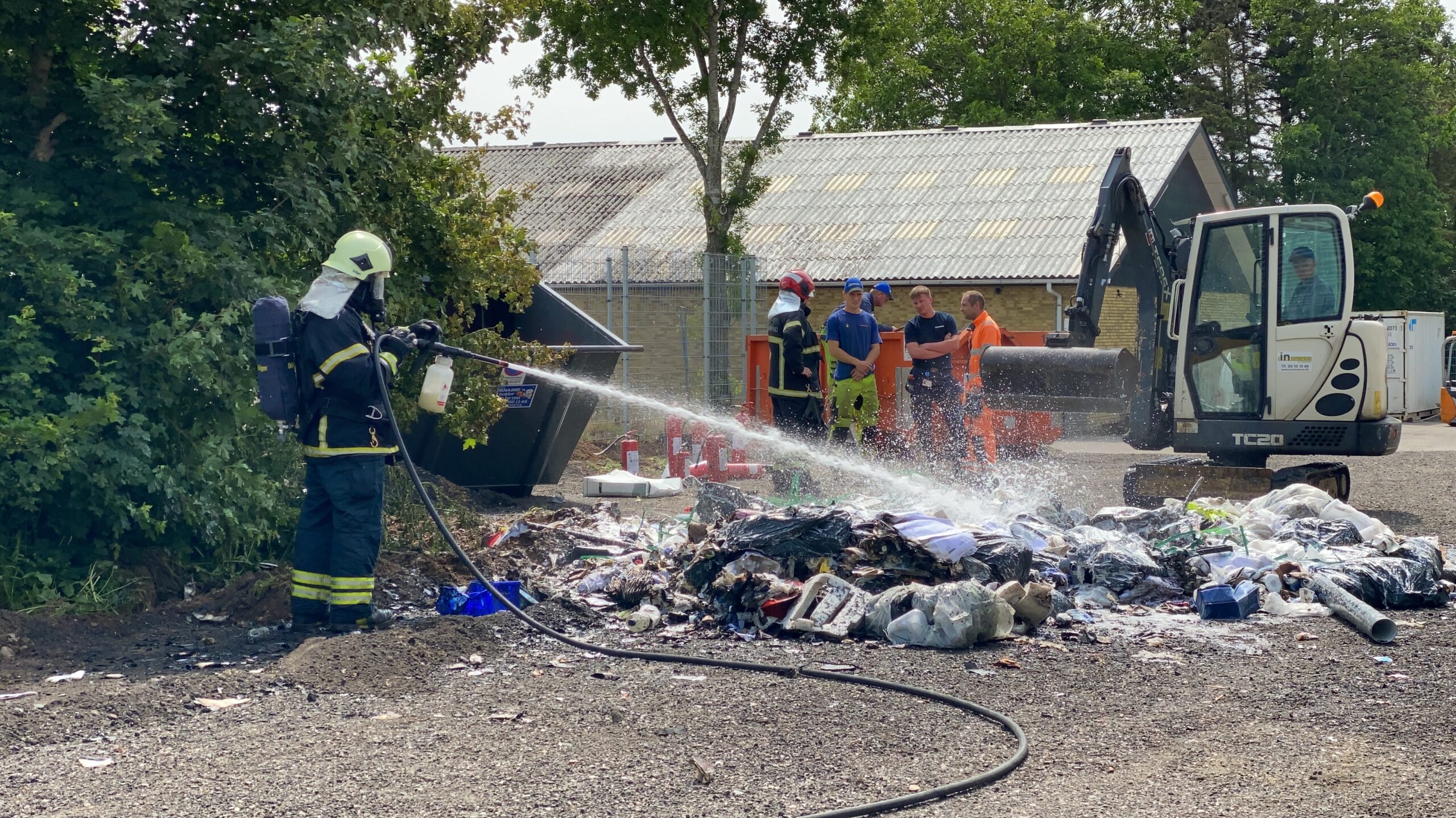 Se tv-indslag: Affaldsoplag i brand på HC Ørstedsvej i Taulov