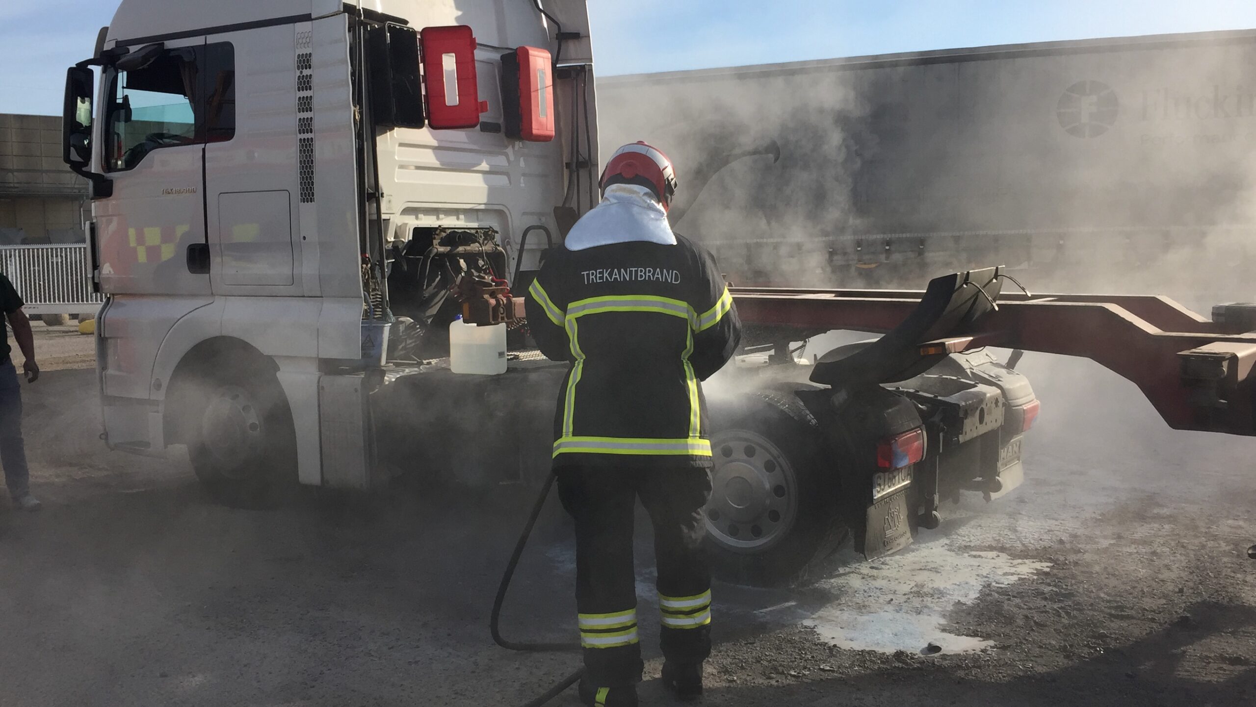 Røgudvikling fra lastbil på Amerikavej