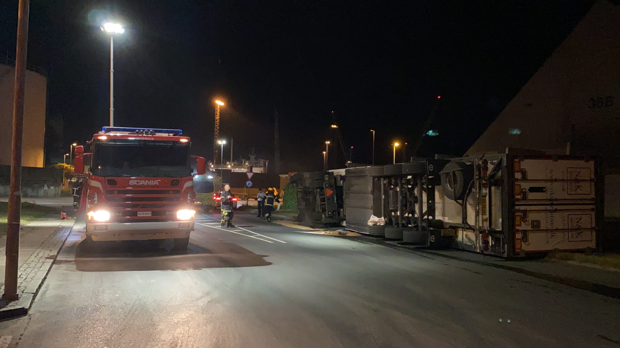 Dieselolie løb ned i kloak; køletrailer væltet ved havnen