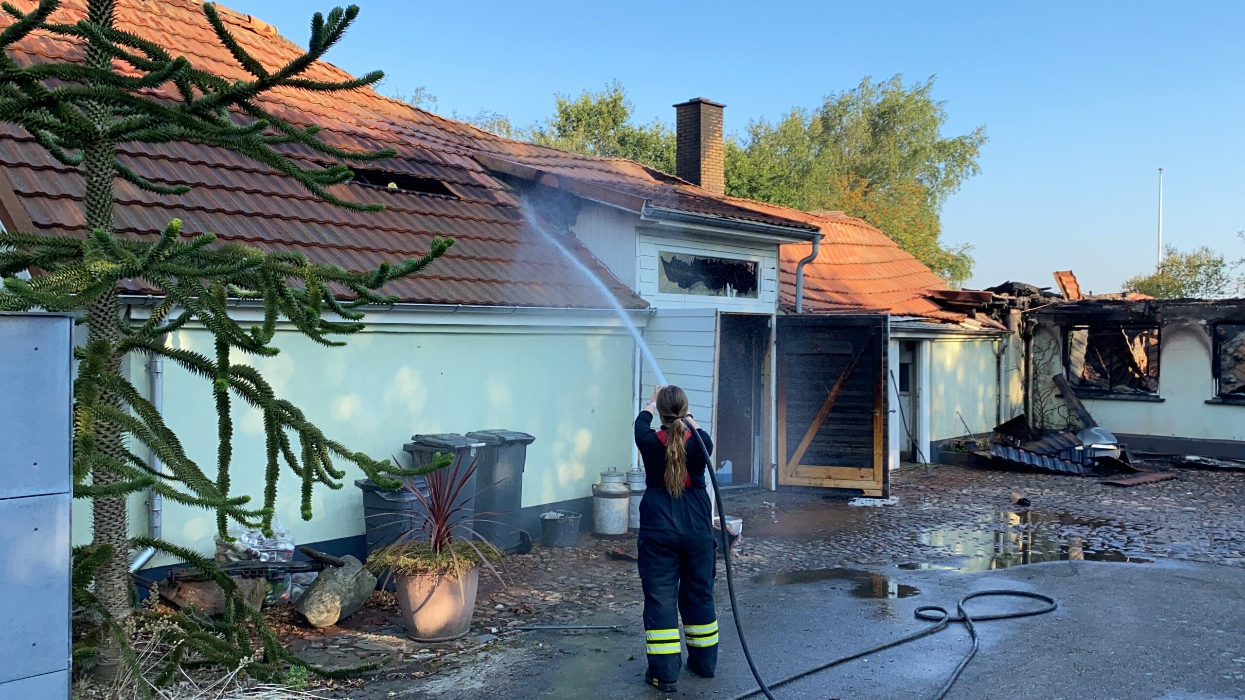 Indsatsleder: Politiet skal efterforske hvordan gårdbranden er opstået
