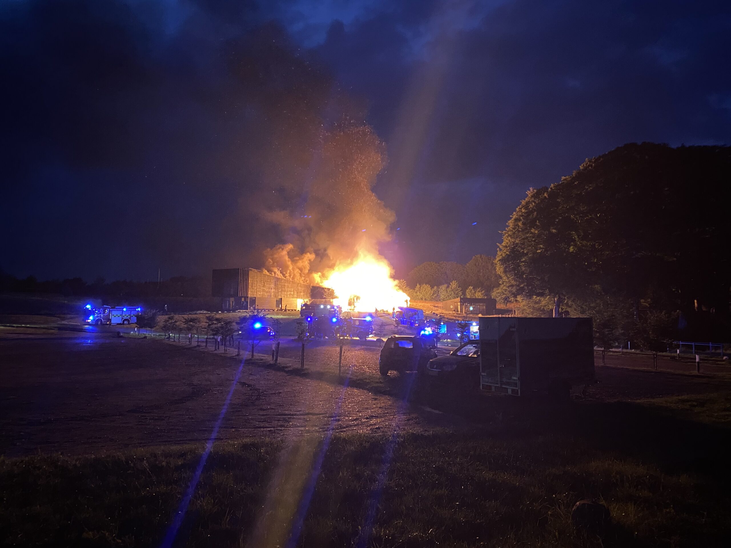 Se video: Brand ved Bridgewalking Lillebælt – Naturcenteret står i flammer