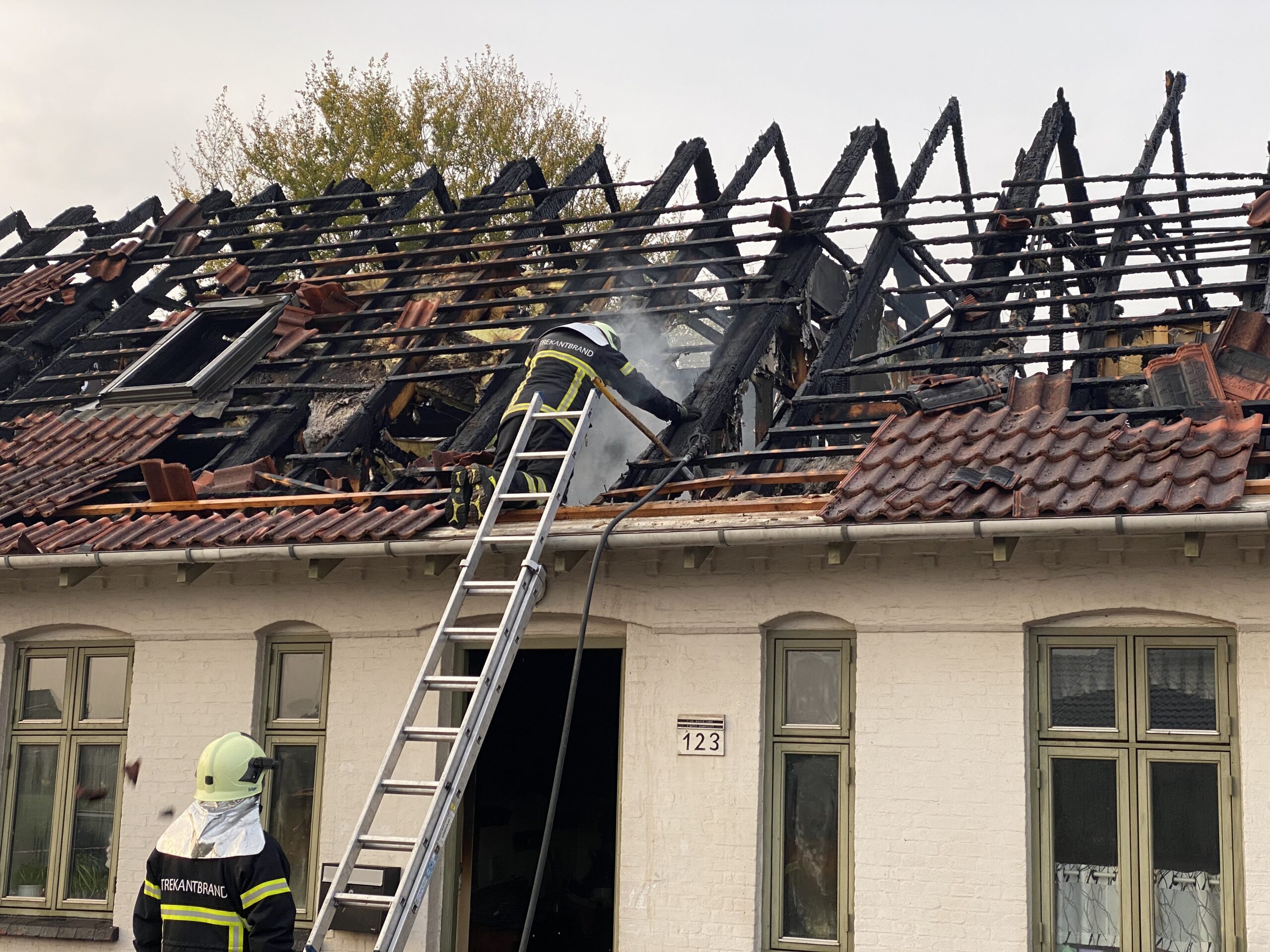Se tv-indslag: Indsatsledere fortæller om voldsom villabrand på Skærbæk Ringvej