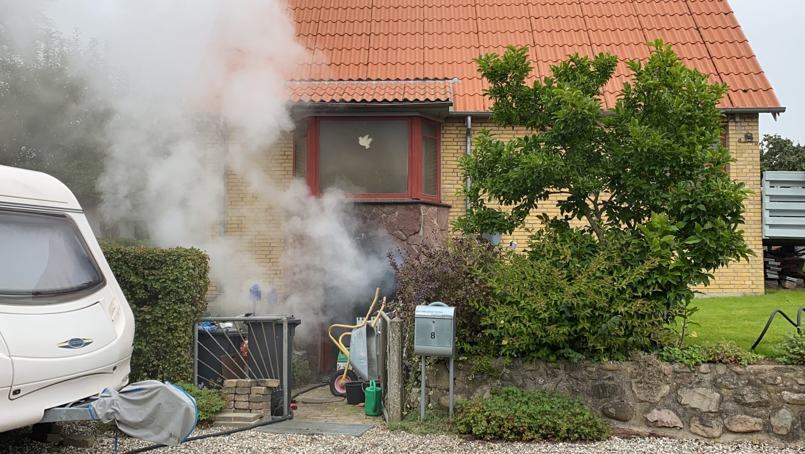Se tv-indslag: Ild i villa på Erritsø Engvej