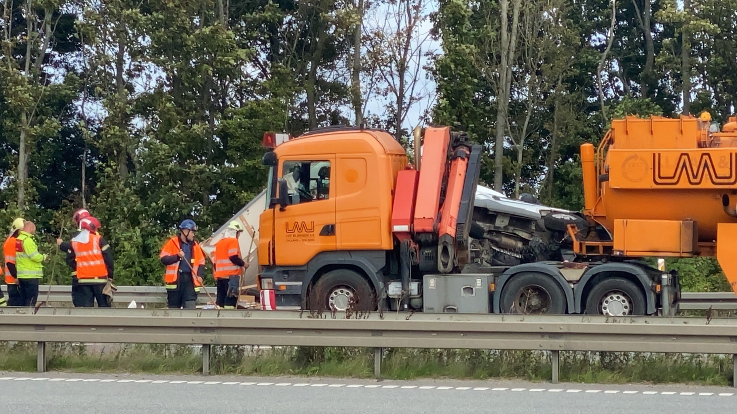 Stort trafikuheld med flere fastklemte