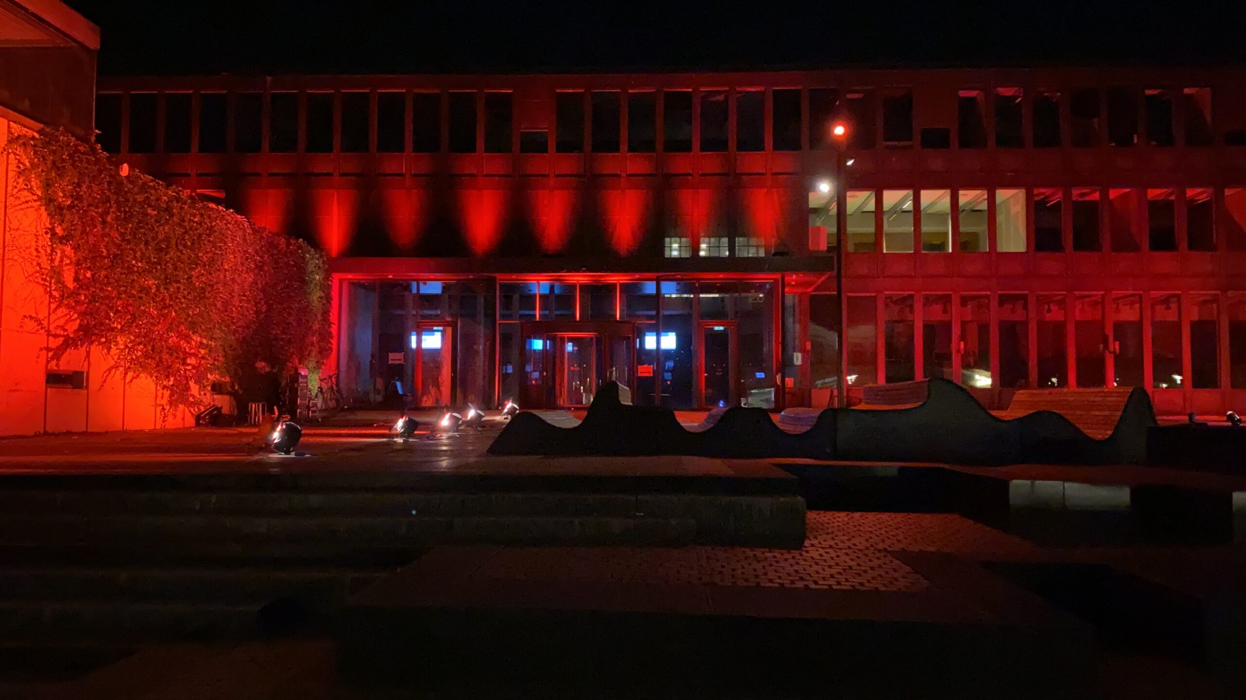 Rådhuset og Ungdommens hus lyste onsdag aften op i rødt