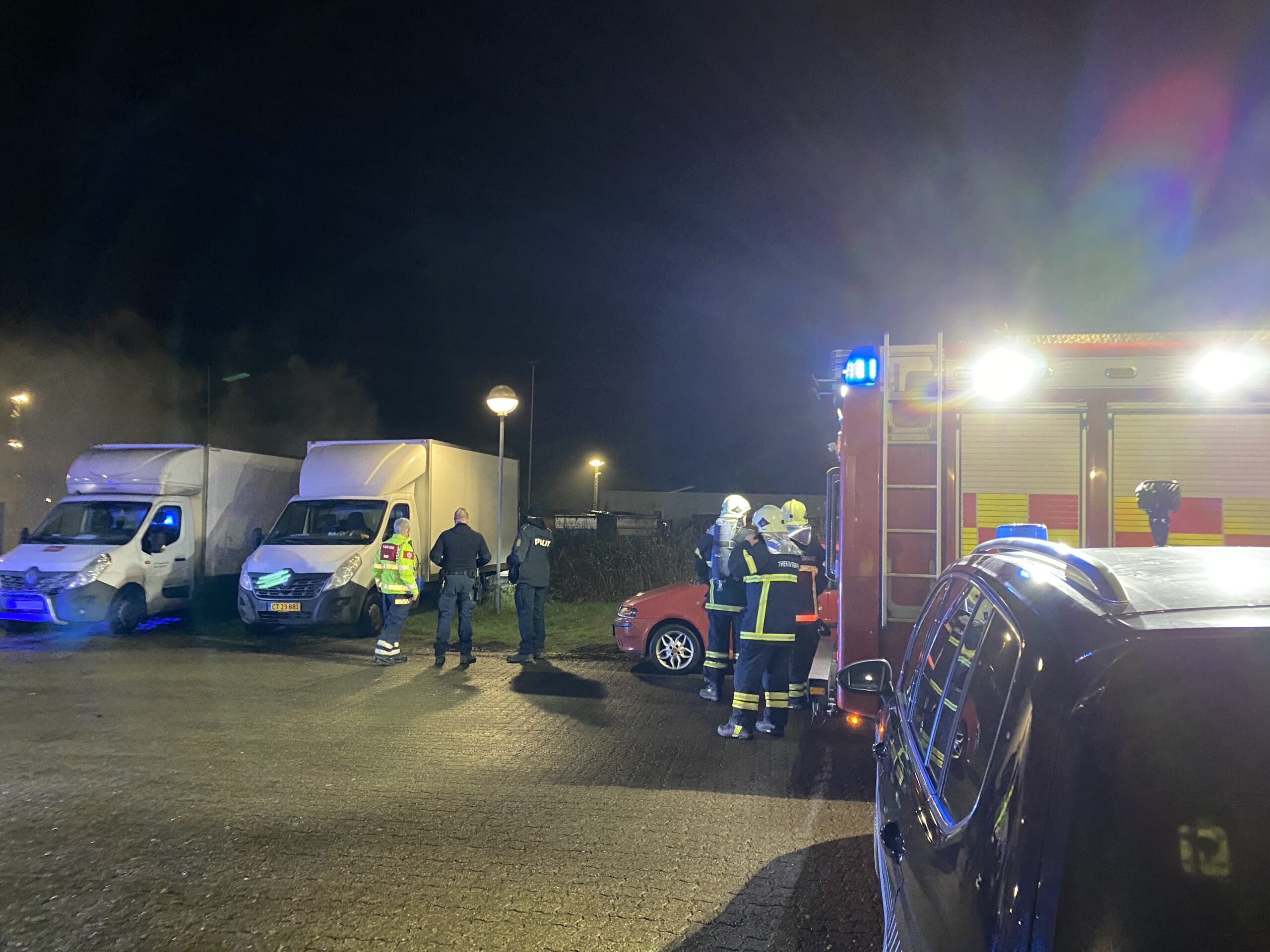 Varebil påkører elskab der bryder i brand