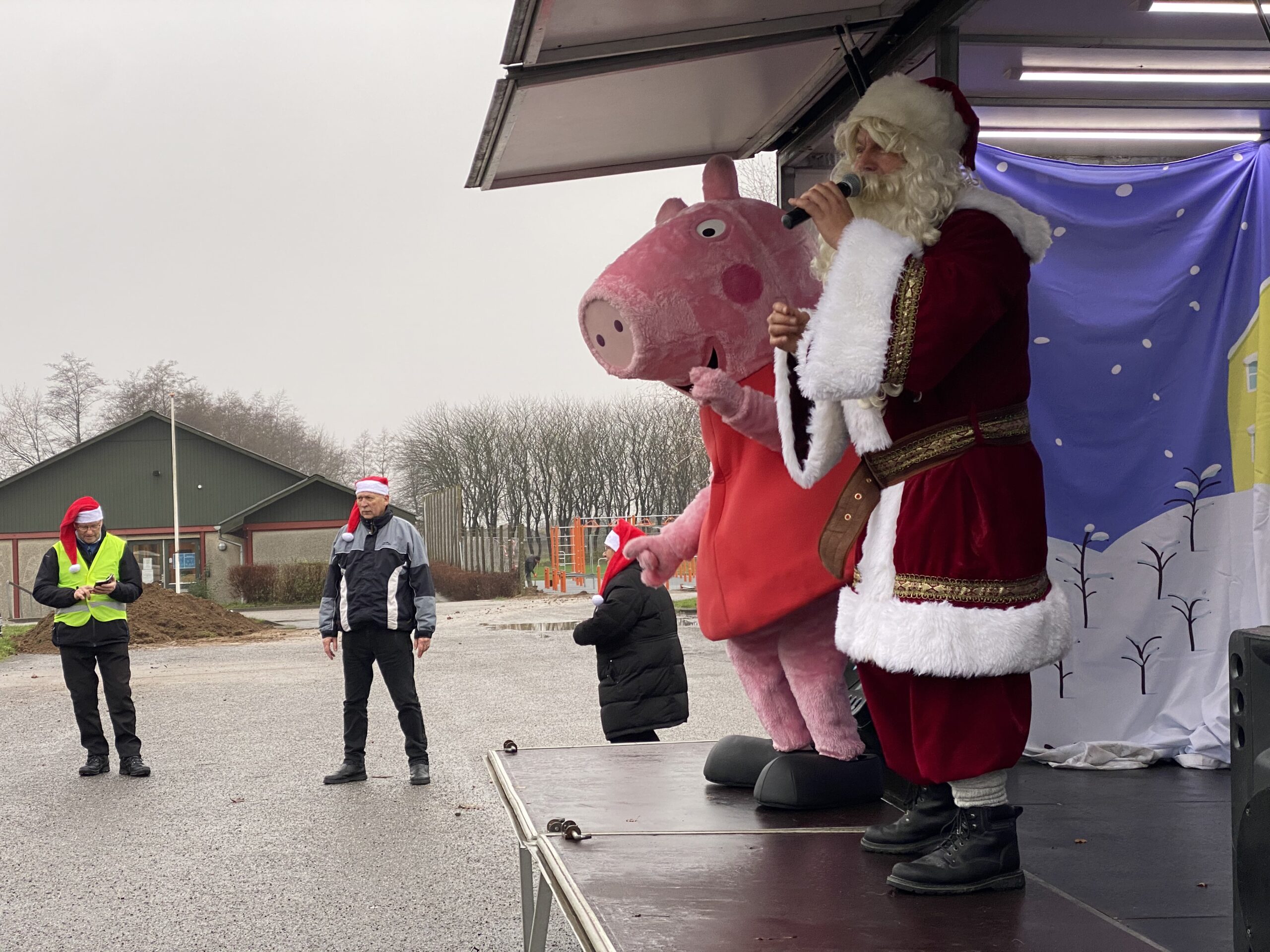 Gurli Gris og julemanden ønsker glædelig jul i en anderledes tid