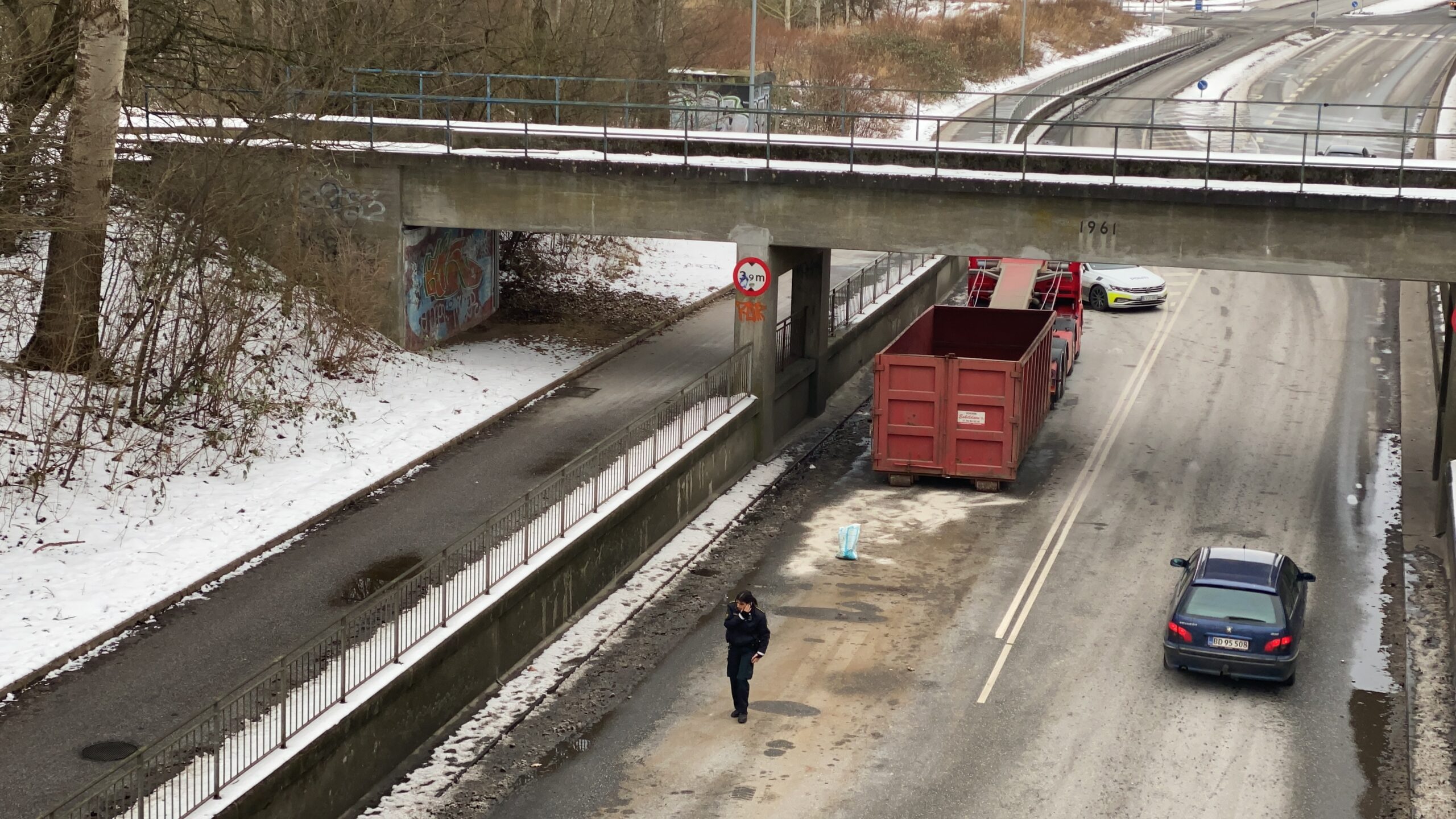 Containerlastbil påkører jernbanebro