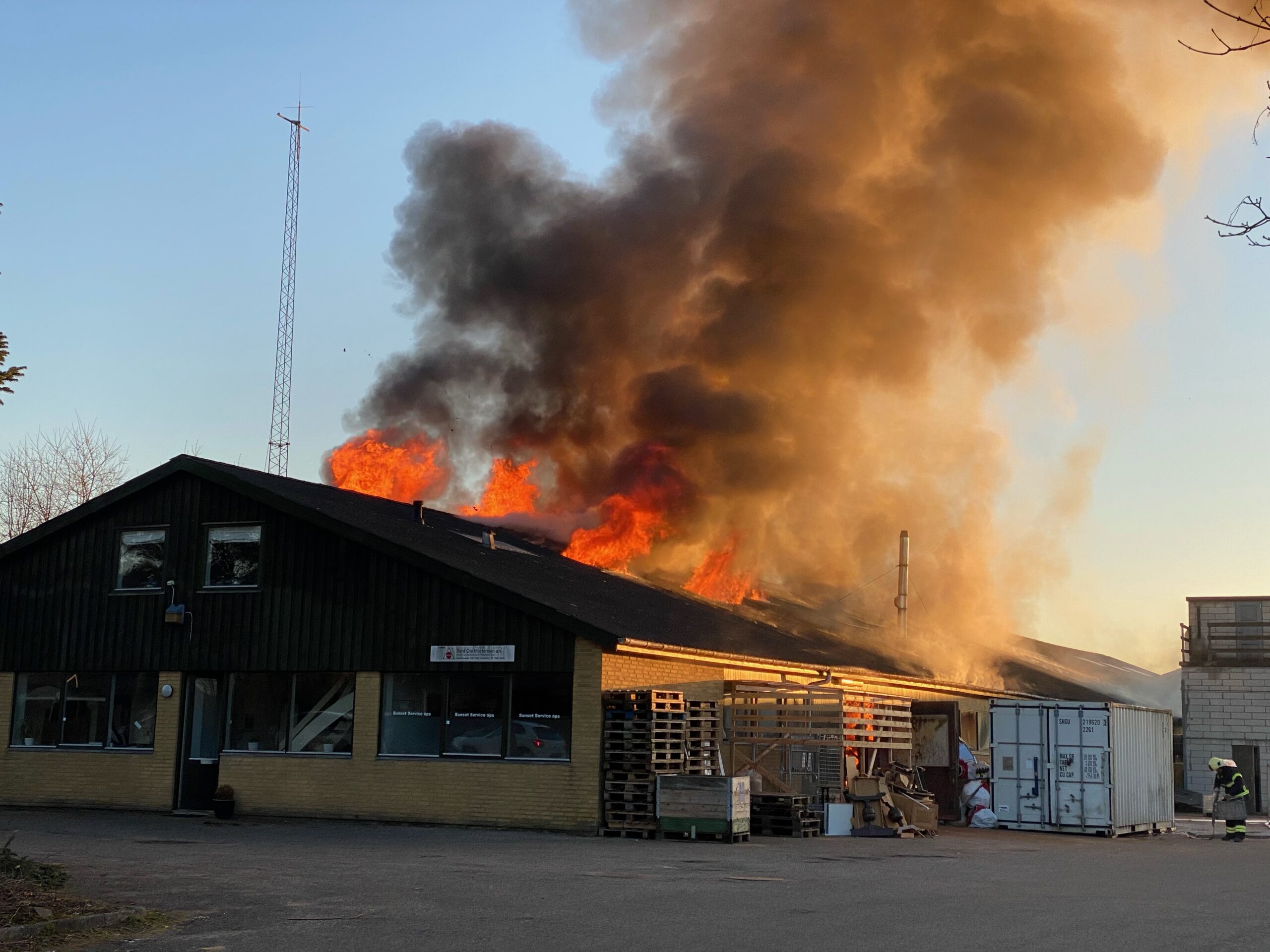 Brand i industribygning – Bygningen er overtændt