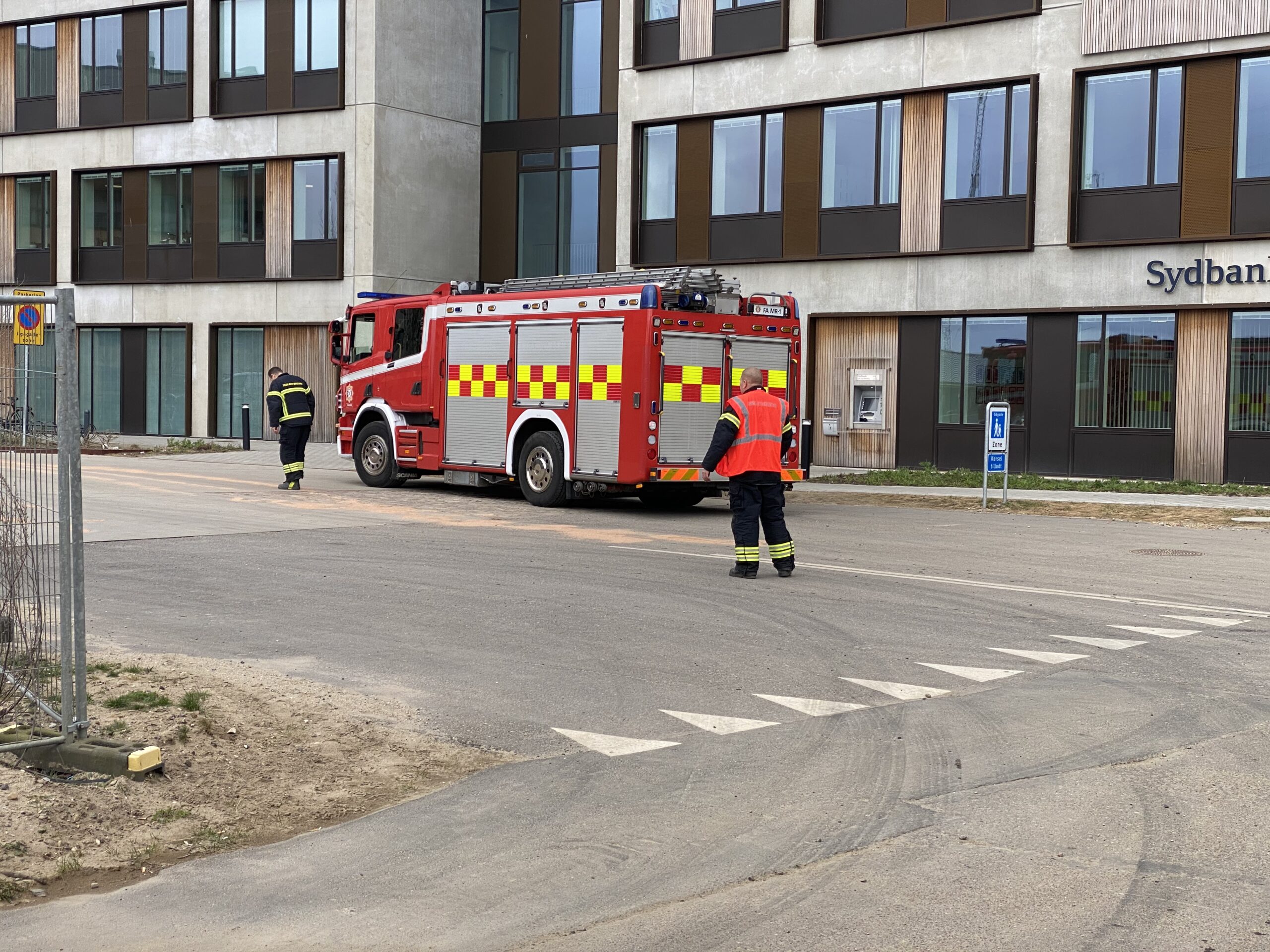 Arbejdsredskab tabte hydraulikolie over et større område